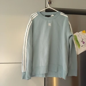  - Adidas, använd 2-3 gånger. Storlek S i herrstorlek.