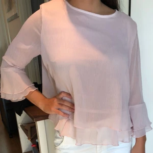  - Superfin rosa topp med volanger nedtill och på ärmarna. Strl 38/40. 