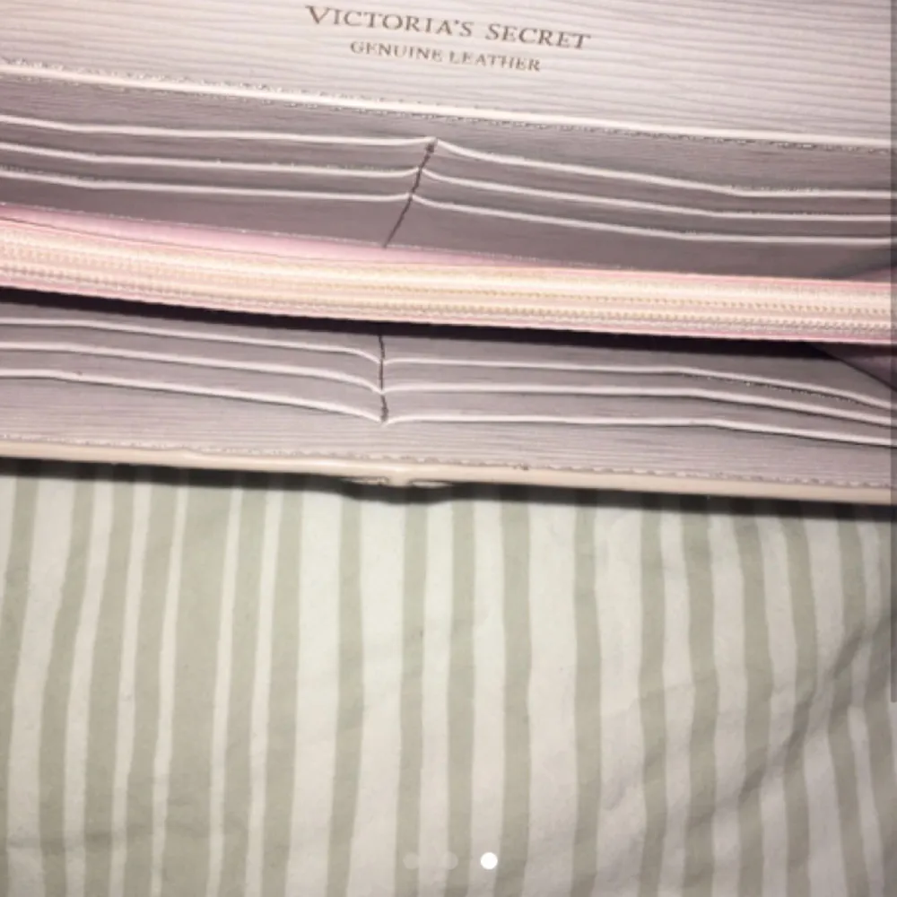 Knappt använd plånbok från Victoria's secret! Stort utrymme för kort, kontant etc. Köptes för ca 2000 kr. Väskor.