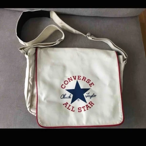  - Converse väska i vitt skinn