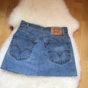  - Säljer min helt ny Levis kjol, den är i storlek 26 men passar även en 25(xs/s).
