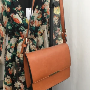  - Supersnygg väska som tyvärr aldrig kommer till användning av mig.. rymlig och perfekt storlek✨