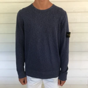  - Fin tröja från Stone Island, nypris 1300, mitt pris 350! Sparsamt använd, dock en missfärgning på vänster ärmslut som uppkommit i tvätten. Passar en M!