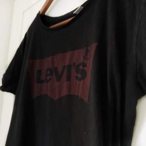 Basic Levi’s t-shirt. Något urtvättad då den är använd, men om man bortser från det så är den i bra skick. Sitter aningen löst på mig (som har S i strl).