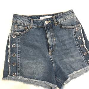 Skygga jeans shorts från Zara Endas använda en gån och säljer då de va fel storlek. ☺️pris kan diskuteras vid snabba afär🙂 Frakt 15kr eller möts upp i Stockholm  Kolla gärna in mina andra annonser 😘