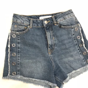  - Skygga jeans shorts från Zara Endas använda en gån och säljer då de va fel storlek. ☺️pris kan diskuteras vid snabba afär🙂 Frakt 15kr eller möts upp i Stockholm  Kolla gärna in mina andra annonser 😘