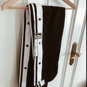  - Adibreak trackpants från Adidas Orginials. HELT OANVÄNDA. Köpta på Junkyard för 699 kr. Frakt tillkommer