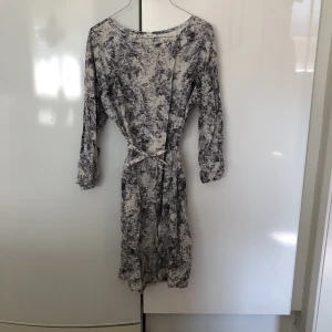  - Säljer en underbar siden klänning från Filippa K. Säljs då den ej passar längre. 