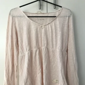  - Odd Molly tröja i strl 3 (som en M). Inköpt förra sommaren, använd enstaka gånger och är i mycket fint skick. 