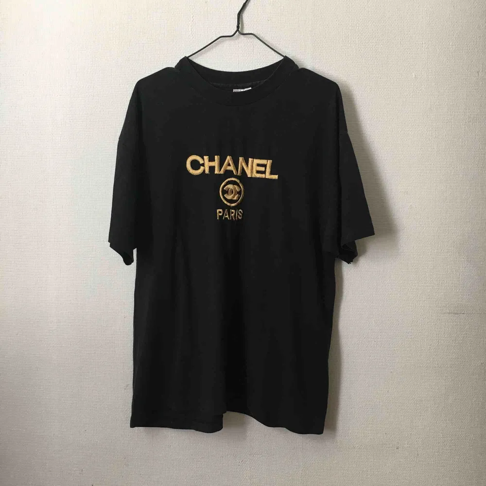 En ”CHANEL”-tshirt köpt på eBay. Passar en 34-40, oversized på mej som är en 36a. 60cm tvärs över bröstet, 70cm lång.. T-shirts.