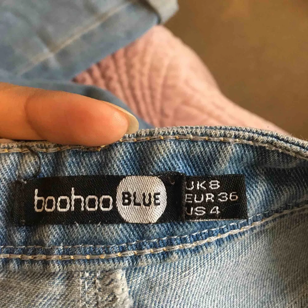 Byxor från Boohoo säljs i storlek 36 men de är mer som XS. De är i bra skick. Möts upp i Sthlm annars står köparen för frakten.. Jeans & Byxor.