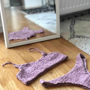  - Världens finaste bikini, från Nelly köptes innan sommarn men var tyvärr för stor. Se tydligare färg på bild 2, bild 3 är när Kenza har på sig bikinin. Ord pris: 400kr. Först till kvarn! Köpare står för frakt, upphämtning i Jakobsberg.