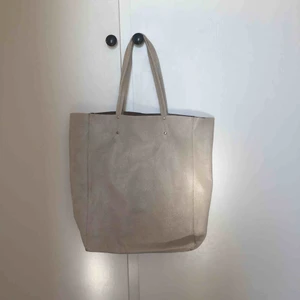  - Rymlig läderväska med innerfack. 