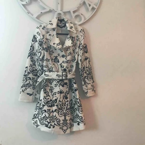  - Svartvit mönstrad kappa, väldigt fin. Säljs pga att denna tyvärr inte kom till användning. Nypris: ca350kr :)