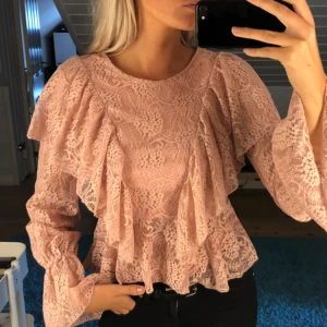  - Snygg topp i spets. Köpare står för frakt.