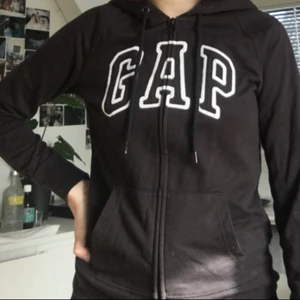  - Kofta från GAP outlet så vet ej om den är ”äkta”. Tight passform. Kan mötas upp i Malmö eller Lund annars tillkommer fraktpris
