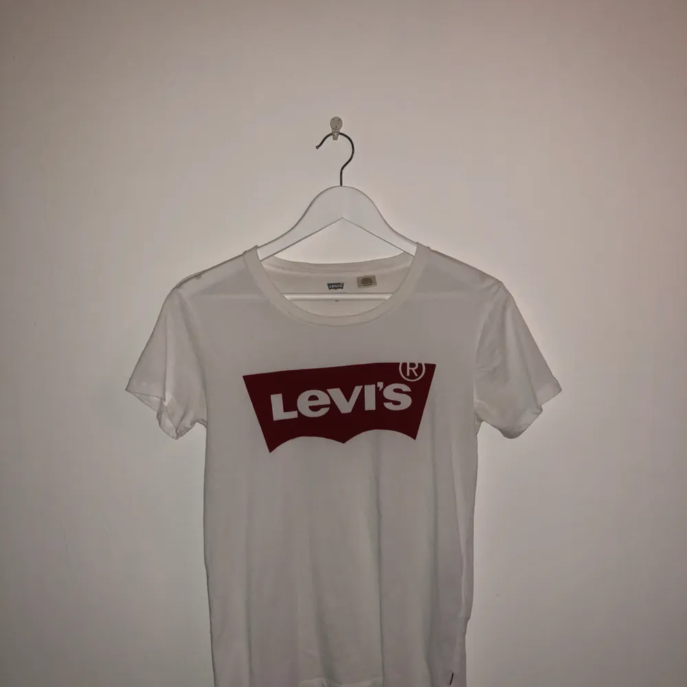 Vit Levi’s t-shit. Använd enstaka gånger och är i mycket bra skick. Köparen står för eventuell frakt. Hör av dig för fler bilder🌸. T-shirts.