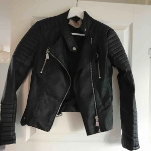  - Skinnjacka, ca 1 år gammal, hel och snyggt skick 