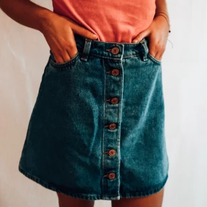  - Jeans Kjol från Monki med knappar. Använd 2 gånger men är som alldeles ny säljer för att den inte kommer till användning. Frakt tillkommer 