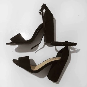  - Svarta jättesnygga klackar från Nelly 🌟