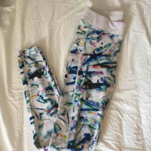  - Färgglada träningstights från Soc. En liten rosa missfärgning på kanten högst upp, men döljs bra av tröja/linne. 