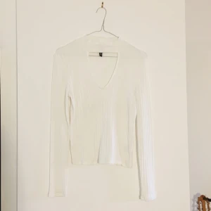  - Säljer denna då den inte kommit till användning. Använd 1 gång, topp skick. Choker-krage fram. Storlek 36.