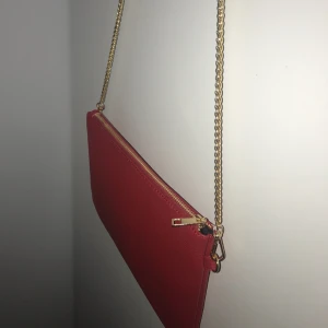  - röd väska med gulddetaljer från boohoo!