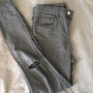 Jättefina högmidjade stretchiga jeans med hål för knäna, sparsamt använda och köpare betalt ev frakt 
