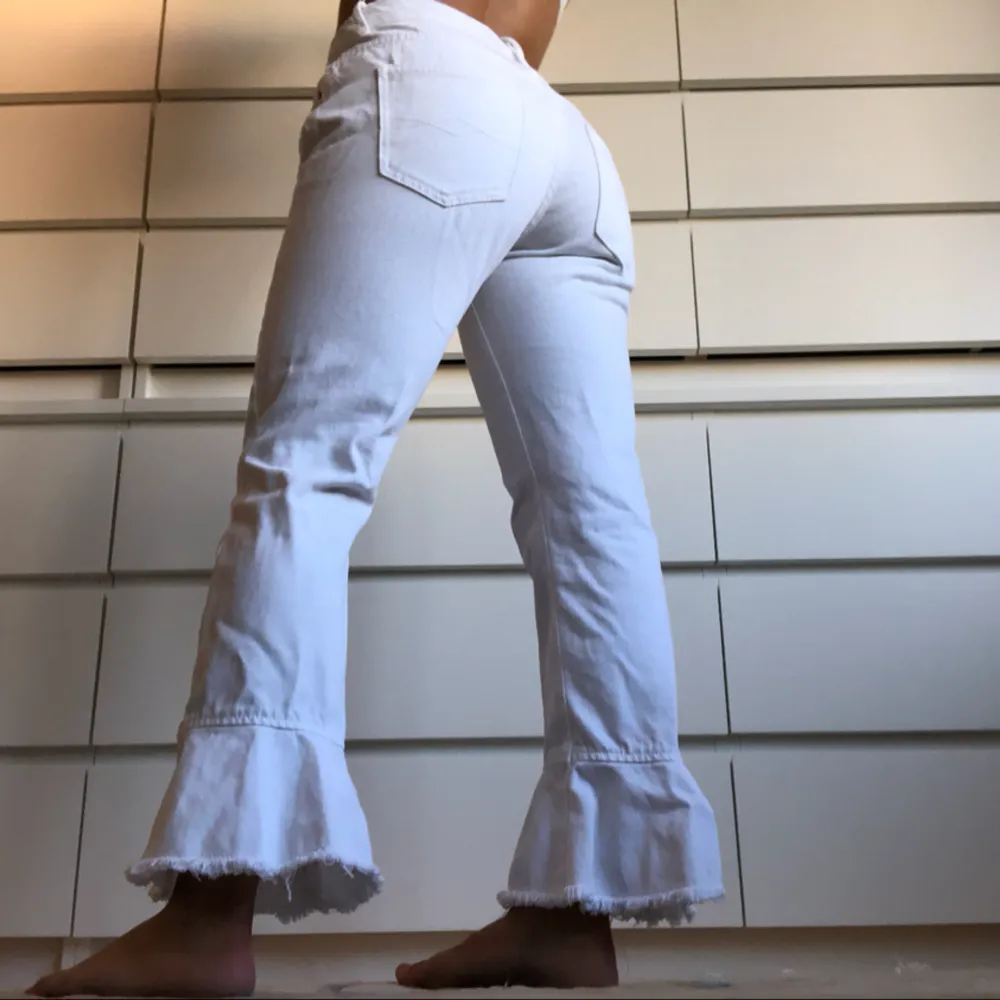 Aldrig använda❗️Unika vita jeans från Zara med volang🌸 köparen står för frakt⭐️. Jeans & Byxor.