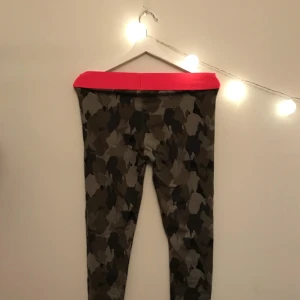  - ❗️Frakt inräknat i priset❗️ Träningsleggings från Ginatricot. Sparsamt använd och i gott skick. Passformen på tightsen är som vanliga träningsleggings. 