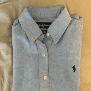 Ralph Lauren skjorta i nyskick, står tyvärr ingen storlek men passar S/M. Hämtas i Falun eller fraktas mot betalning 🌺
