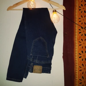  - Blåa skitsnygga low waist jeans från Blue rags, nyskick. De är i modellen super skinny och är stretchiga. Jag har storlek 36 men passar lika bra en 34a. Möts upp i Malmö eller fraktar mot att köparen betalar frakt🌻