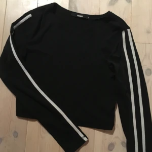  - långärmad croptop med två vita streck på ärmarna. knappt använd. 40kr+frakt 