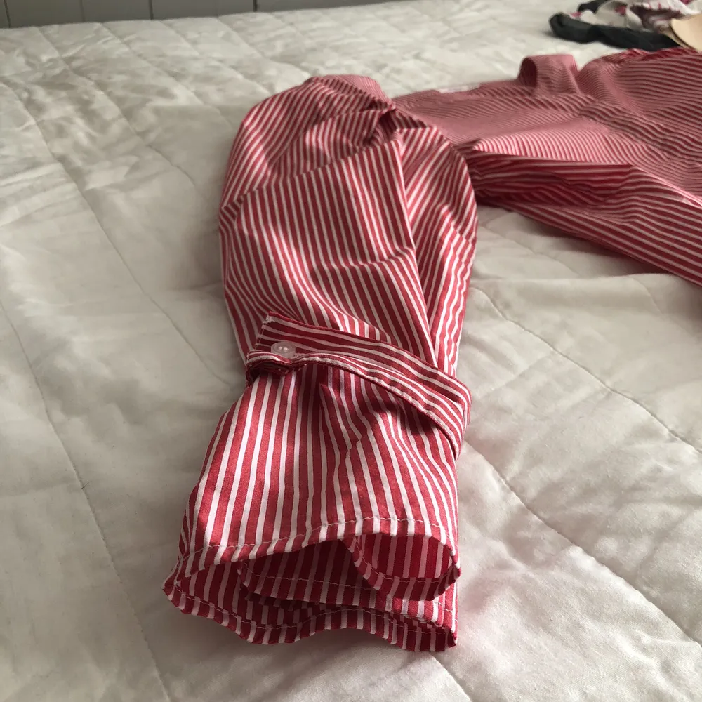 Jättesöt röd och vitrandiga blus med större ärmar! Superfin att stoppa innanför byxorna då den är lite stor för att vara en xs! Köparen står för frakten☺️. Blusar.