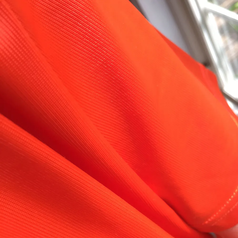 Ascool t-shirtklänning från Weekday!! Prima kvalité med tyg som glänser lite. Färgen lyser verkligen upp 🧡. Klänningar.