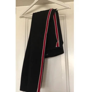  - Ett par snygga byxor från Zara med ett rött/vitt sträck på sidan av byxorna. De är i ett tjockt material som är hyfsat stretchiga. De är i storlek M men de är väldigt tajta. Betalning sker via Swish (frakt tillkommer)