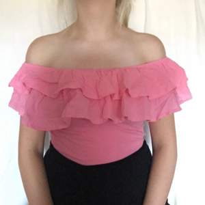 Fin rosa off-shoulder tröja med volanger, aldrig använd🌻 köparen betalar frakten