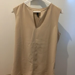  - Elegant linne från United Colours of Benetton. Passar jobb och fritid. Finns i lila också. Köpt för 300kr