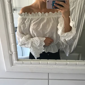  - Vit offshoulder-blus från bikbok. Använd en/två gånger. Superfin men får inte användning av den tillräckligt.