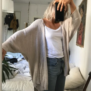  - Supersnygg och skön stickad kofta från american eagle outfitters. I mycket fint skick!