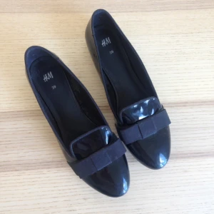  - Jättefina skor i ballerinastil från H&M. Oanvända, endast provade hemma. Storlek 39.  Ord.pris 299kr.