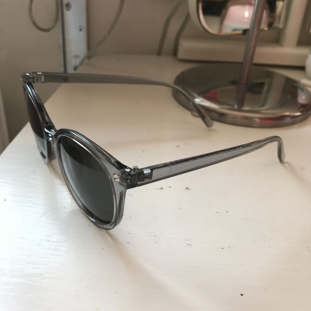 Snygga solglasögonen med gråa/m | Plick Second Hand