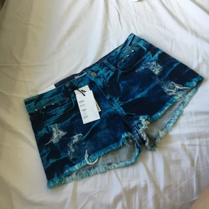  - Helt nya lågmidjade shorts. I storlek 34 från Cubus. Aldrig använt pris lappen är kvar. Ny pris 299kr. 
