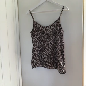  - Jättefin sommarblus/ linne. Storlek S.  Använt 3/4 gånger under sommaren. 