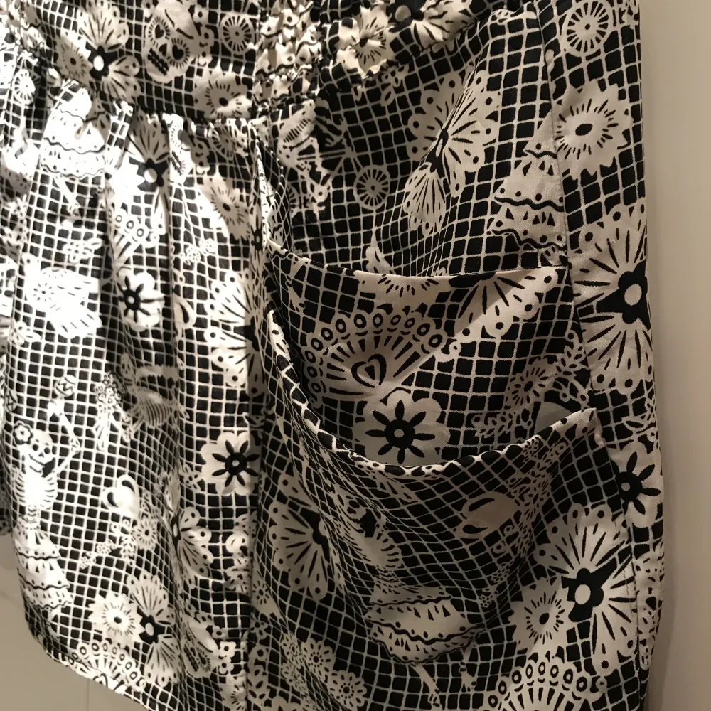 Svart-vit kjol med mönster. 100 % polyester. Använd fåtal gånger, mycket bra skick!. Kjolar.