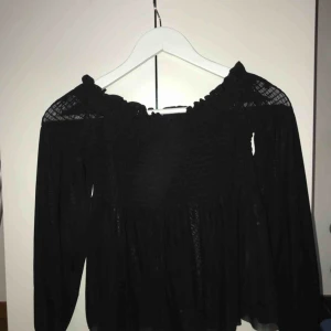 - En off-shoulder tröja från Gina Tricot. Storlek S. Köpt för 199kr. Väldigt bra skick.  Frakt tillkommer