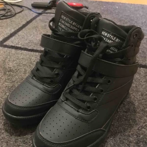  - Oanvända sneakers/kängor i storlek 38. 