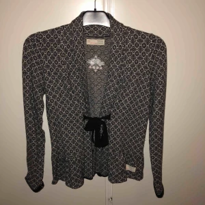  - Svart och vit kofta från Odd Molly, knappt använd så är i bra skick. (Köparen står för frakten) 