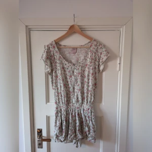  - Småblommig byxdress i jersey