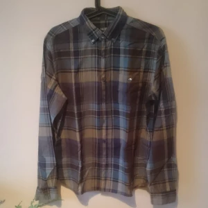  - Rutig herrskjorta i blå, beige och bruna nyanser.  Fint skick, tunt tyg. Sista bilden visar färgerna bäst!